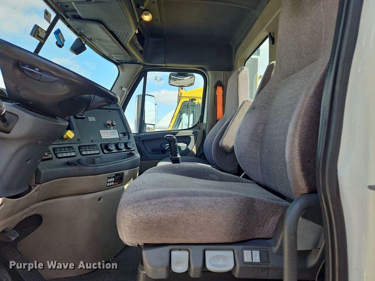 image for item OK9861 2017 Freightliner  Cascadia 113 semi truck