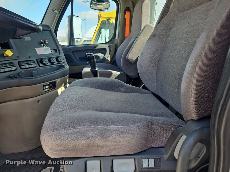 image for item OK9861 2017 Freightliner  Cascadia 113 semi truck