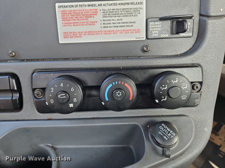 image for item OK9861 2017 Freightliner  Cascadia 113 semi truck