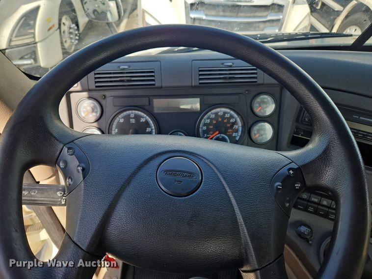 image for item OK9861 2017 Freightliner  Cascadia 113 semi truck