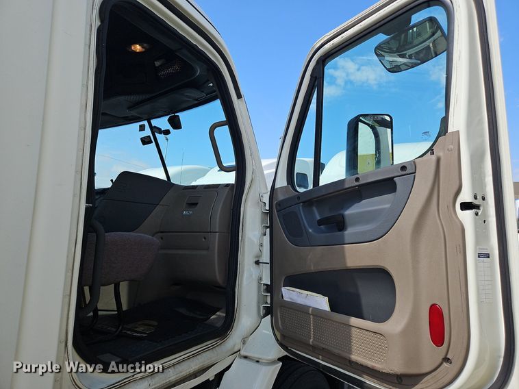 image for item OK9861 2017 Freightliner  Cascadia 113 semi truck