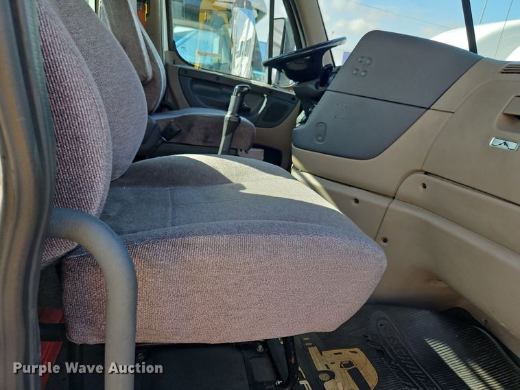 image for item OK9861 2017 Freightliner  Cascadia 113 semi truck