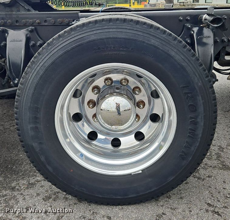 image for item OK9861 2017 Freightliner  Cascadia 113 semi truck