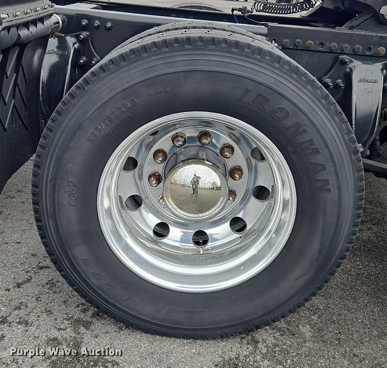 image for item OK9861 2017 Freightliner  Cascadia 113 semi truck