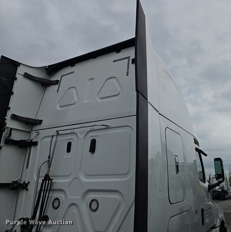 image for item OK9863 2018 Freightliner  Cascadia  semi truck