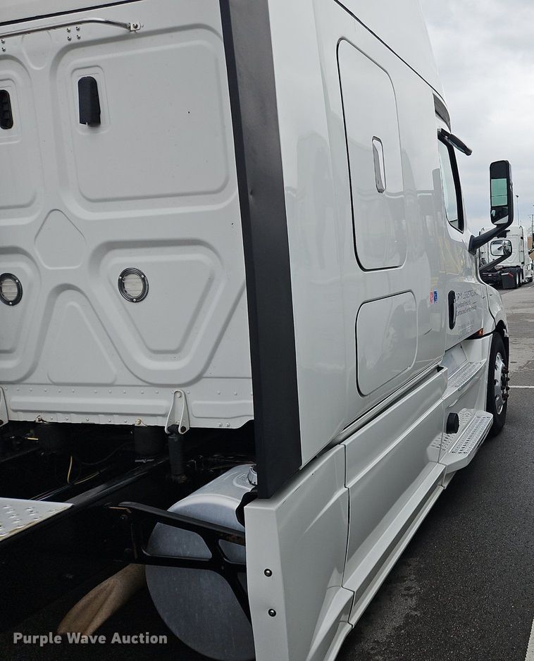 image for item OK9863 2018 Freightliner  Cascadia  semi truck