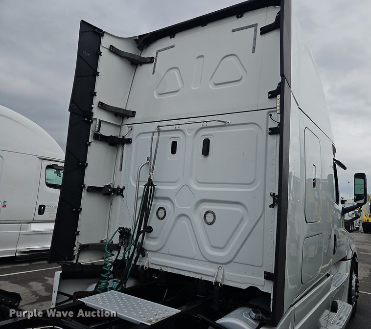 image for item OK9863 2018 Freightliner  Cascadia  semi truck