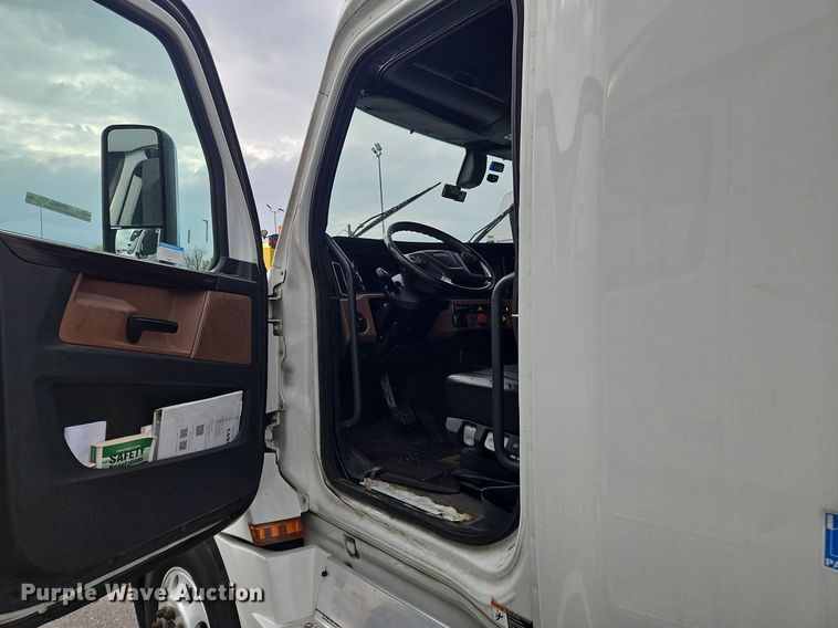 image for item OK9863 2018 Freightliner  Cascadia  semi truck