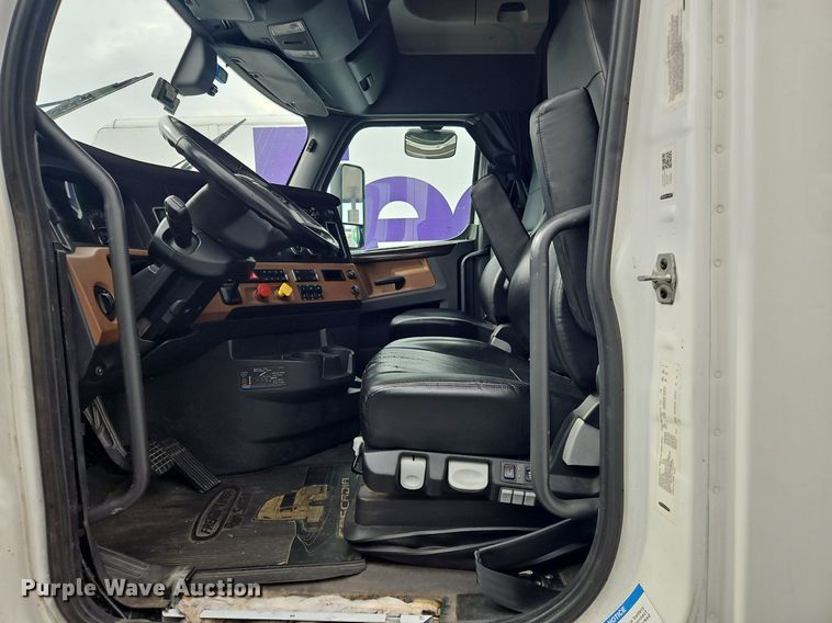 image for item OK9863 2018 Freightliner  Cascadia  semi truck