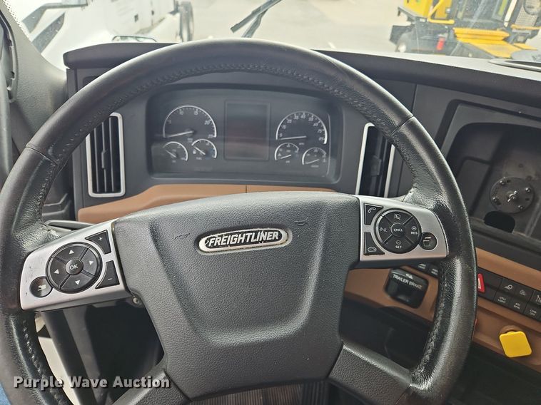 image for item OK9863 2018 Freightliner  Cascadia  semi truck