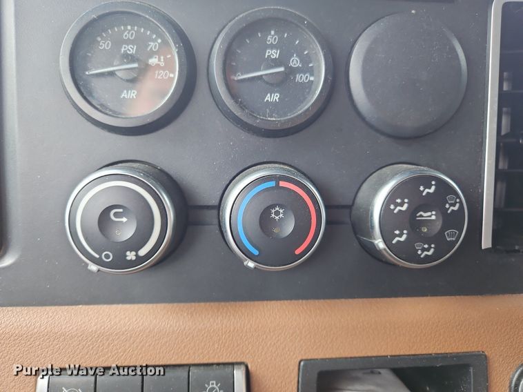 image for item OK9863 2018 Freightliner  Cascadia  semi truck