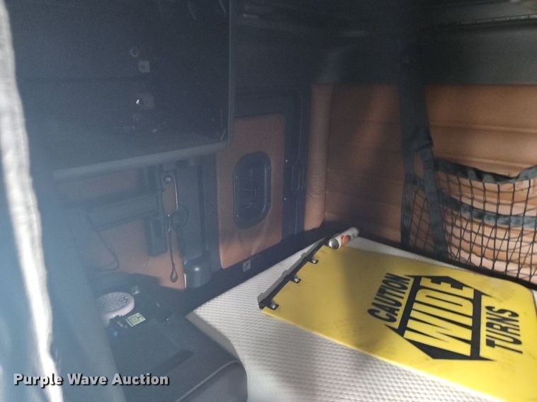 image for item OK9863 2018 Freightliner  Cascadia  semi truck