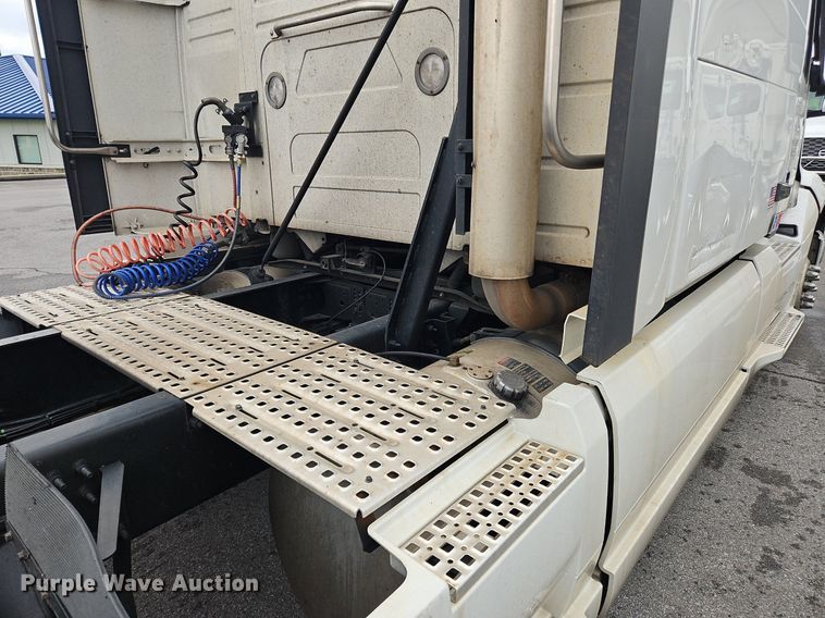 image for item OK9864 2021 Volvo VNL860 semi truck