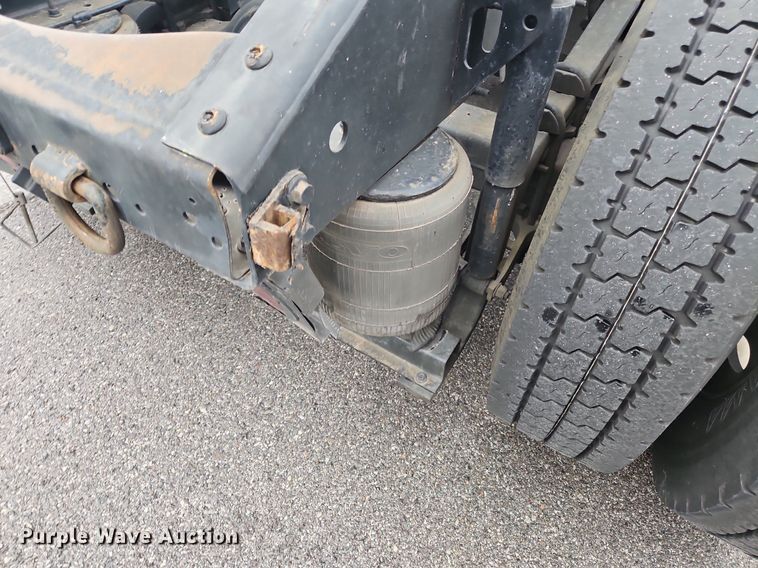 image for item OK9864 2021 Volvo VNL860 semi truck