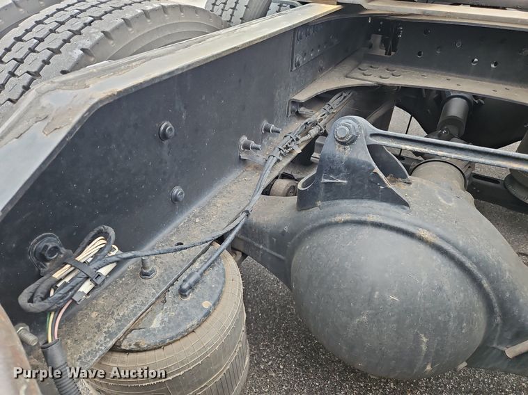 image for item OK9864 2021 Volvo VNL860 semi truck