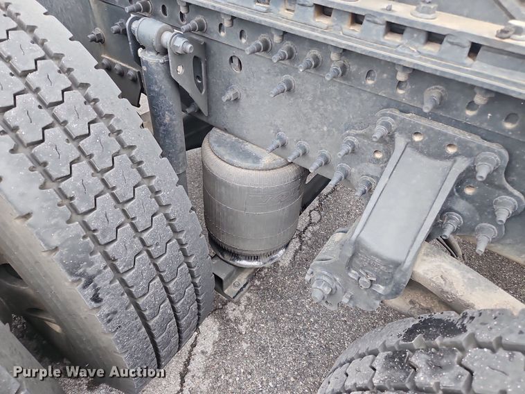 image for item OK9864 2021 Volvo VNL860 semi truck