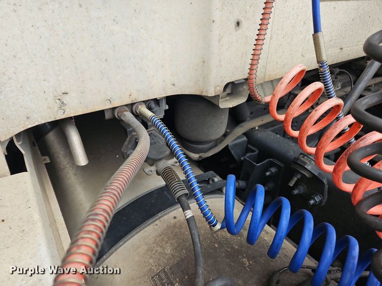 image for item OK9864 2021 Volvo VNL860 semi truck