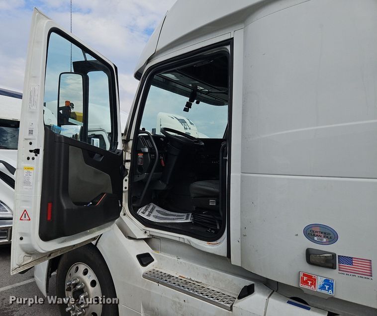 image for item OK9864 2021 Volvo VNL860 semi truck