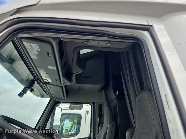 image for item OK9864 2021 Volvo VNL860 semi truck