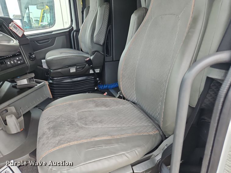 image for item OK9864 2021 Volvo VNL860 semi truck