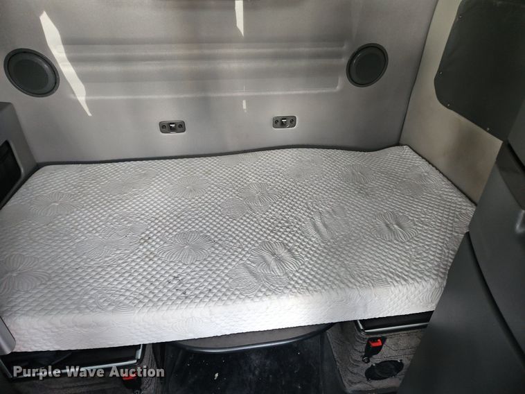 image for item OK9864 2021 Volvo VNL860 semi truck