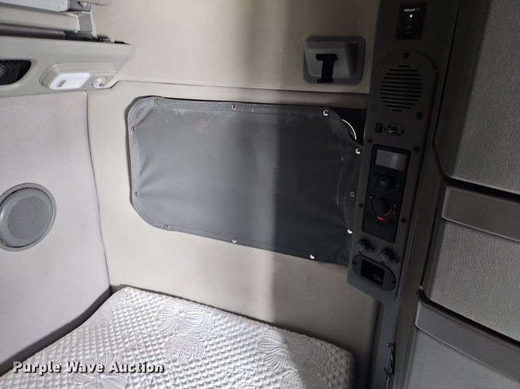 image for item OK9864 2021 Volvo VNL860 semi truck