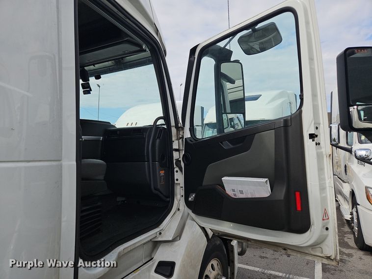 image for item OK9864 2021 Volvo VNL860 semi truck