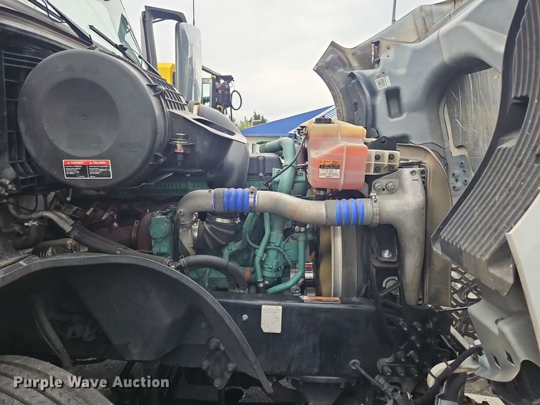 image for item OK9864 2021 Volvo VNL860 semi truck