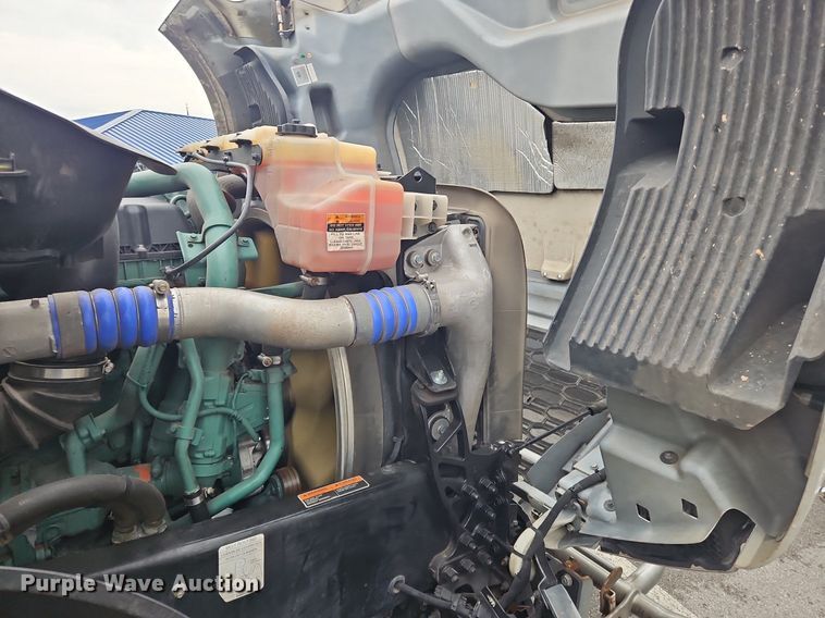 image for item OK9864 2021 Volvo VNL860 semi truck