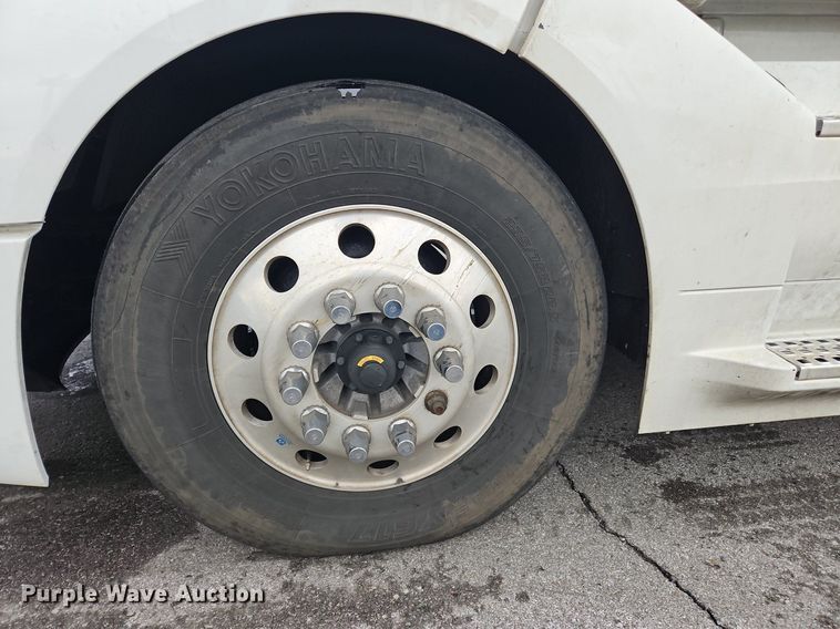 image for item OK9864 2021 Volvo VNL860 semi truck