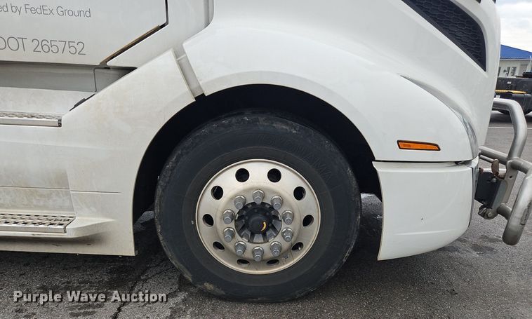 image for item OK9864 2021 Volvo VNL860 semi truck