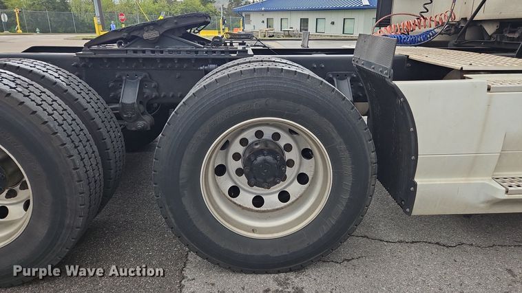 image for item OK9864 2021 Volvo VNL860 semi truck