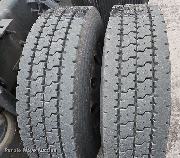 image for item OK9864 2021 Volvo VNL860 semi truck