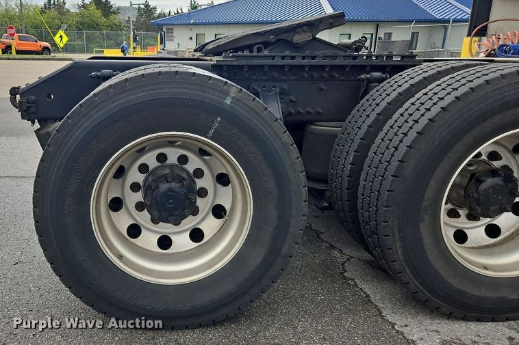 image for item OK9864 2021 Volvo VNL860 semi truck