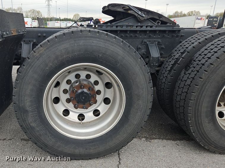 image for item OK9864 2021 Volvo VNL860 semi truck