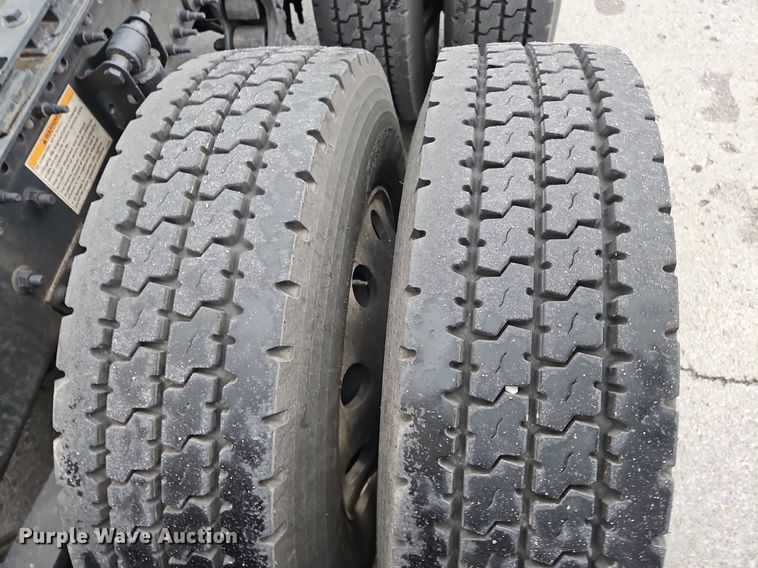 image for item OK9864 2021 Volvo VNL860 semi truck