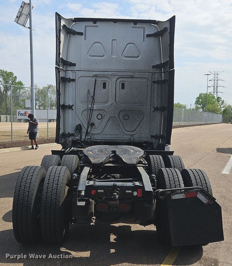 image for item OK9865 2018 Freightliner  Cascadia  semi truck