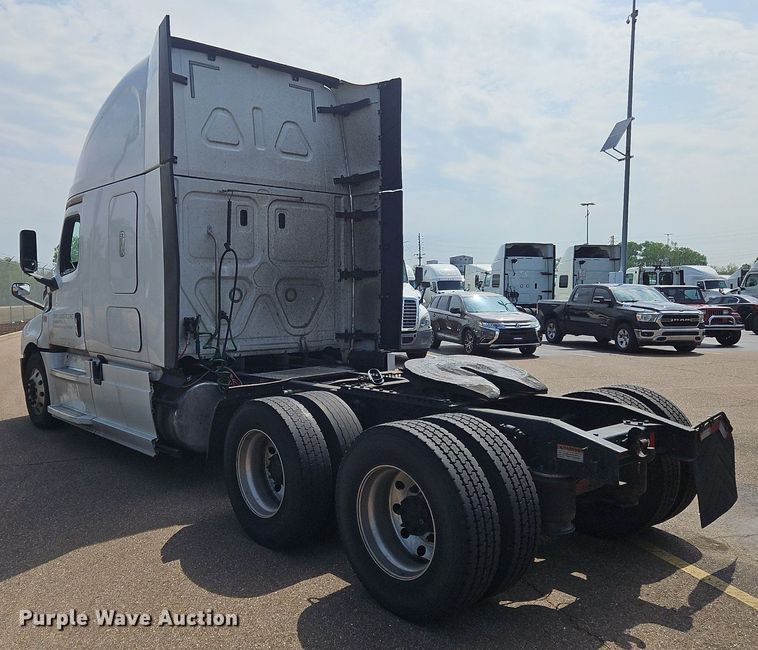 image for item OK9865 2018 Freightliner  Cascadia  semi truck