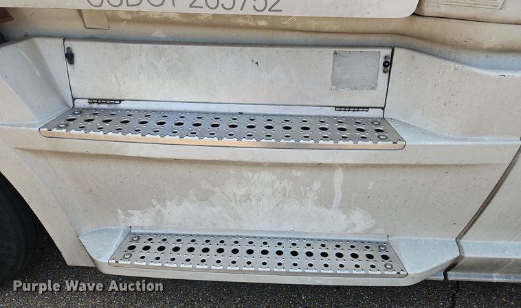 image for item OK9865 2018 Freightliner  Cascadia  semi truck