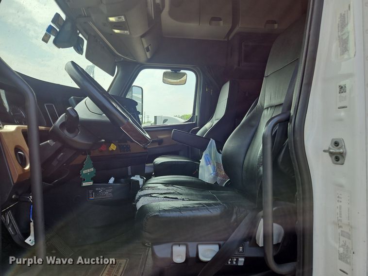 image for item OK9865 2018 Freightliner  Cascadia  semi truck