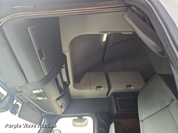 image for item OK9865 2018 Freightliner  Cascadia  semi truck