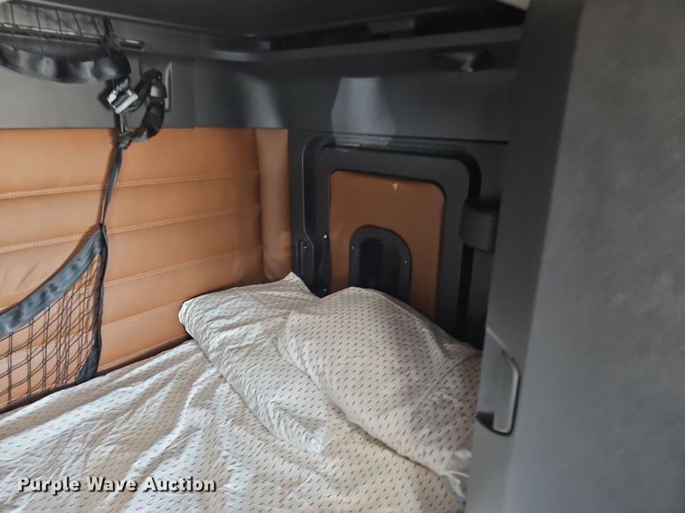 image for item OK9865 2018 Freightliner  Cascadia  semi truck