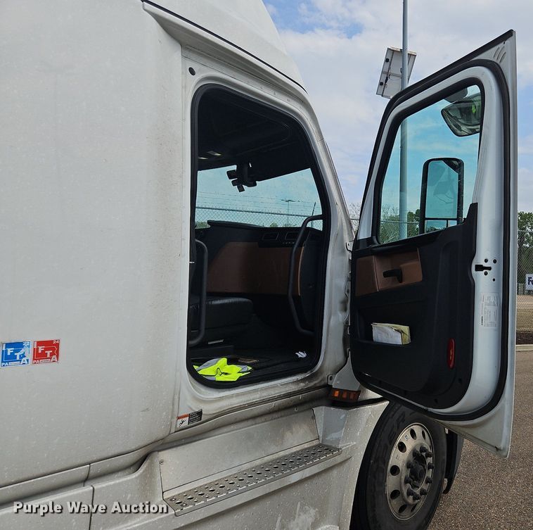 image for item OK9865 2018 Freightliner  Cascadia  semi truck