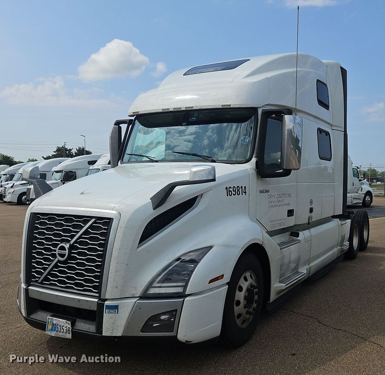 image for item OK9866 2020 Volvo VNL860 semi truck