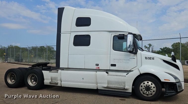image for item OK9866 2020 Volvo VNL860 semi truck