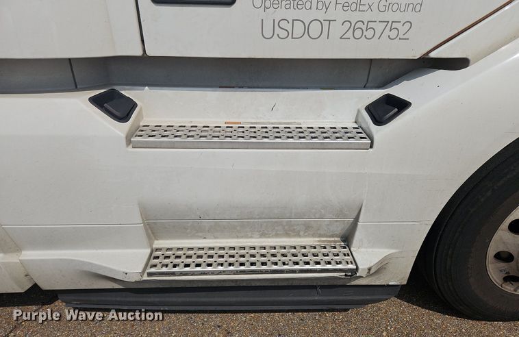 image for item OK9866 2020 Volvo VNL860 semi truck