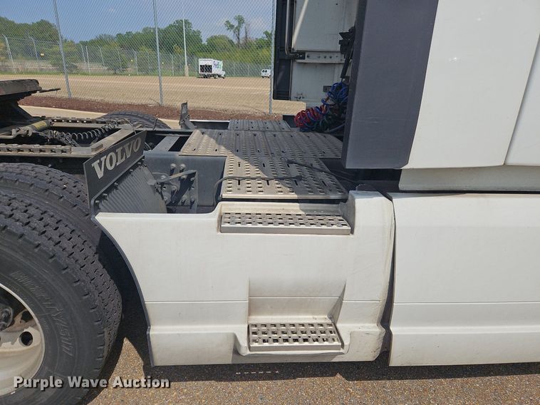 image for item OK9866 2020 Volvo VNL860 semi truck