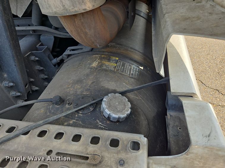 image for item OK9866 2020 Volvo VNL860 semi truck