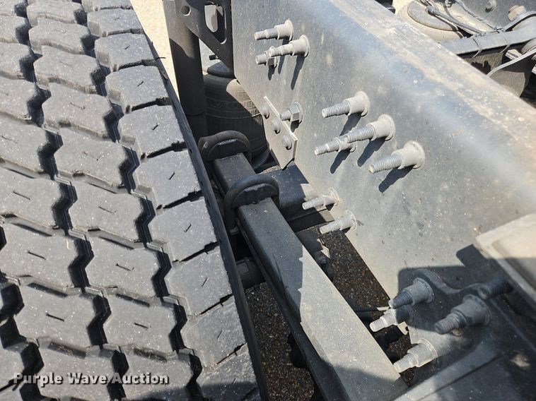 image for item OK9866 2020 Volvo VNL860 semi truck