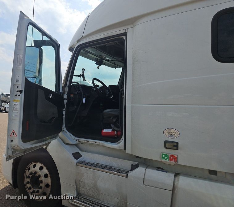 image for item OK9866 2020 Volvo VNL860 semi truck